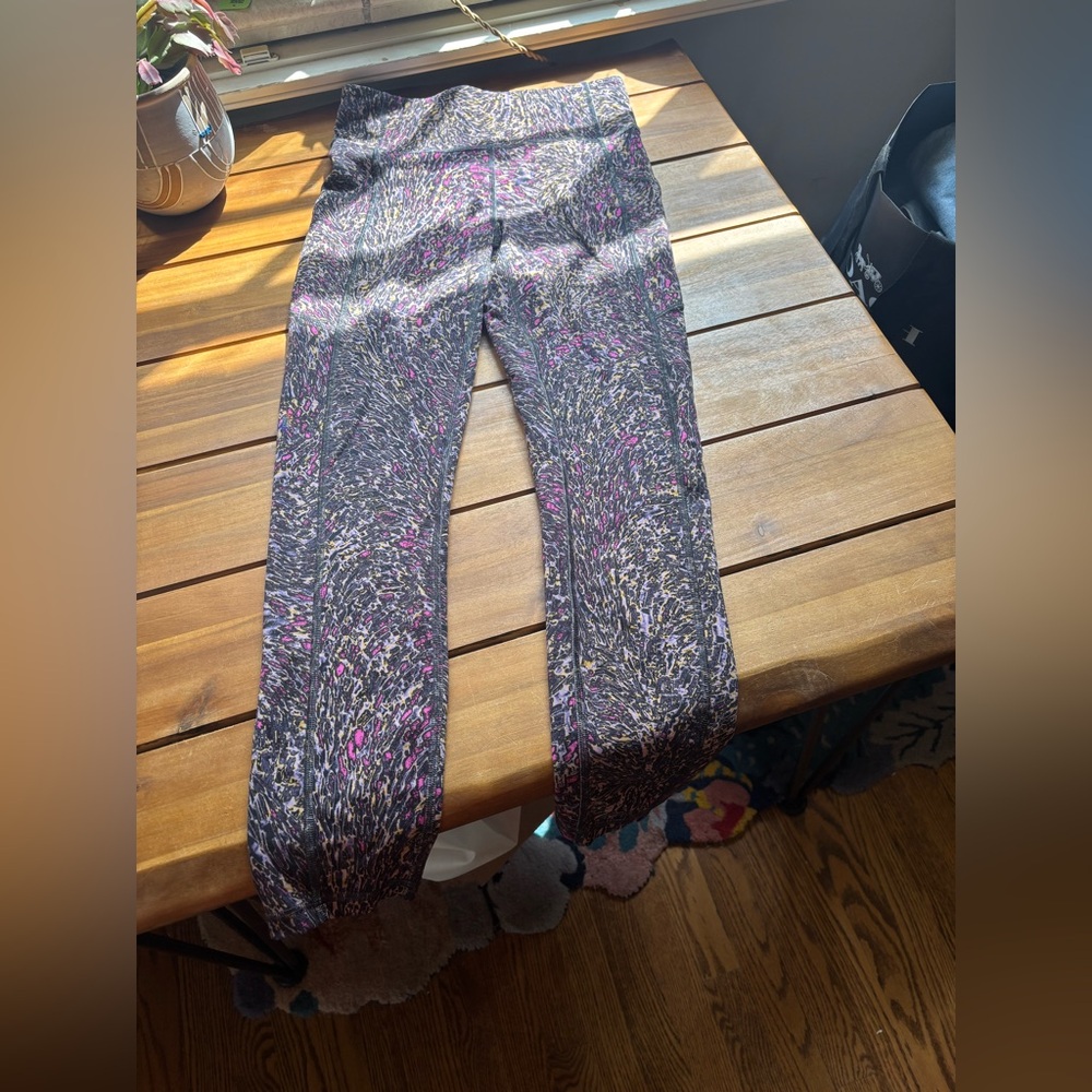 Women's Size 6 Lululemon Leggings Cool Pattern EUC